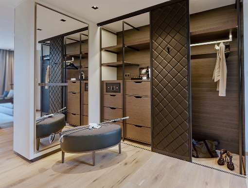 Photo 1: Suite fitted out with high-quality veneer. Photo:  Simone Ahlers for JOI-Design